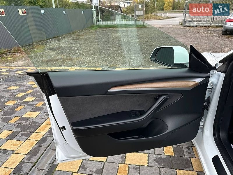 Седан Tesla Model 3 2023 в Львові