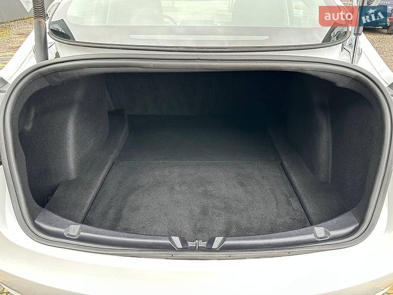 Седан Tesla Model 3 2023 в Львові