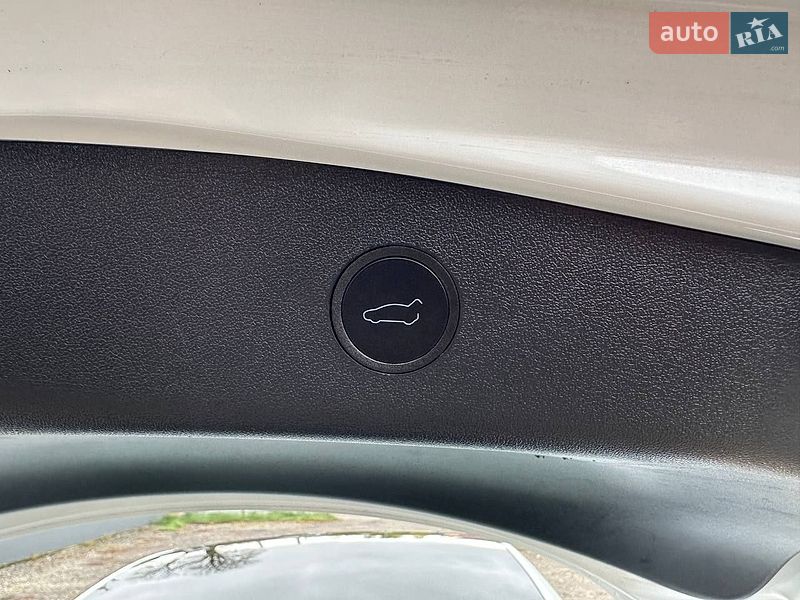 Седан Tesla Model 3 2023 в Львові