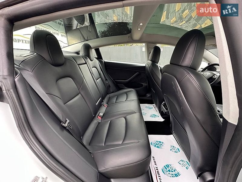 Седан Tesla Model 3 2023 в Львові
