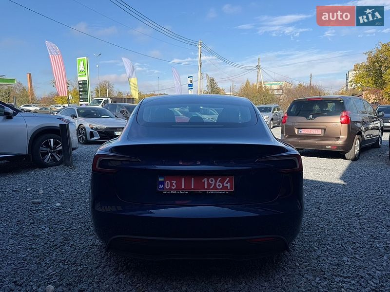 Седан Tesla Model 3 2025 в Стрию