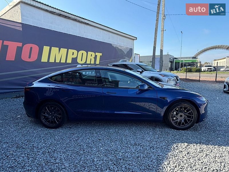 Седан Tesla Model 3 2025 в Стрию