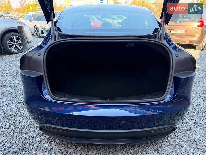 Седан Tesla Model 3 2025 в Стрию