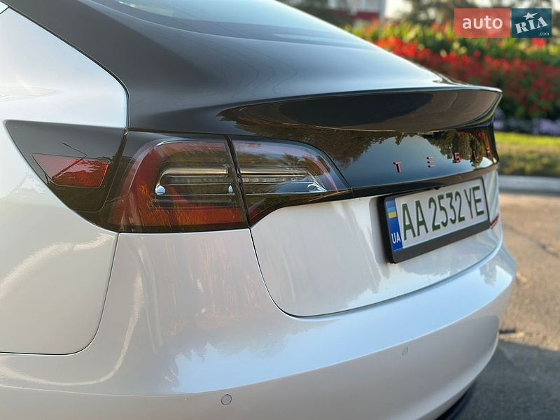 Седан Tesla Model 3 2019 в Киеве