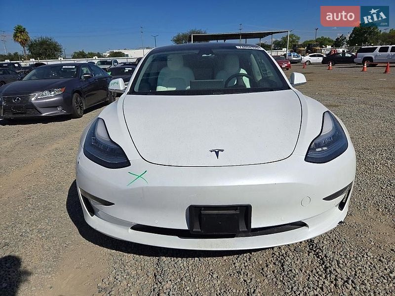 Седан Tesla Model 3 2019 в Львове