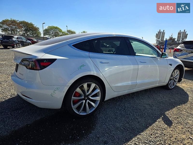Седан Tesla Model 3 2019 в Львове