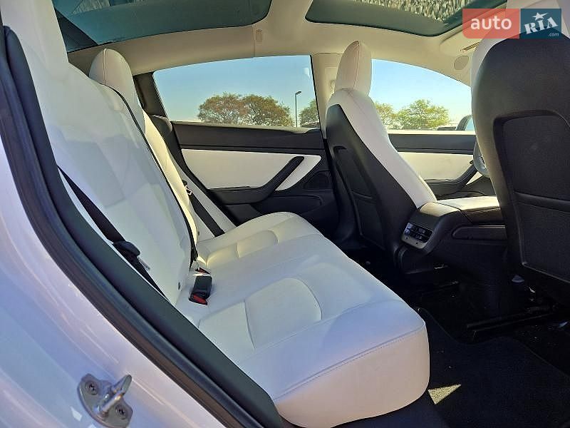 Седан Tesla Model 3 2019 в Львове