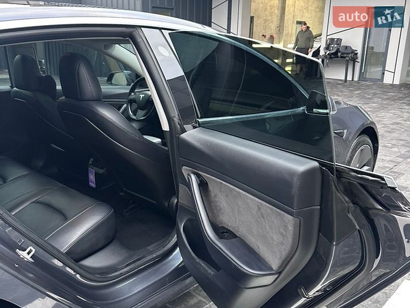 Седан Tesla Model 3 2018 в Рівному
