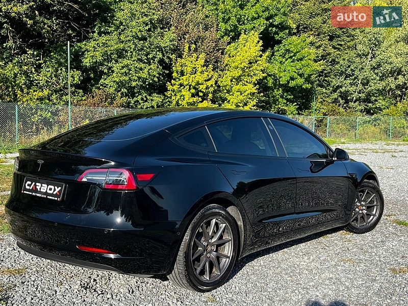 Седан Tesla Model 3 2021 в Львове