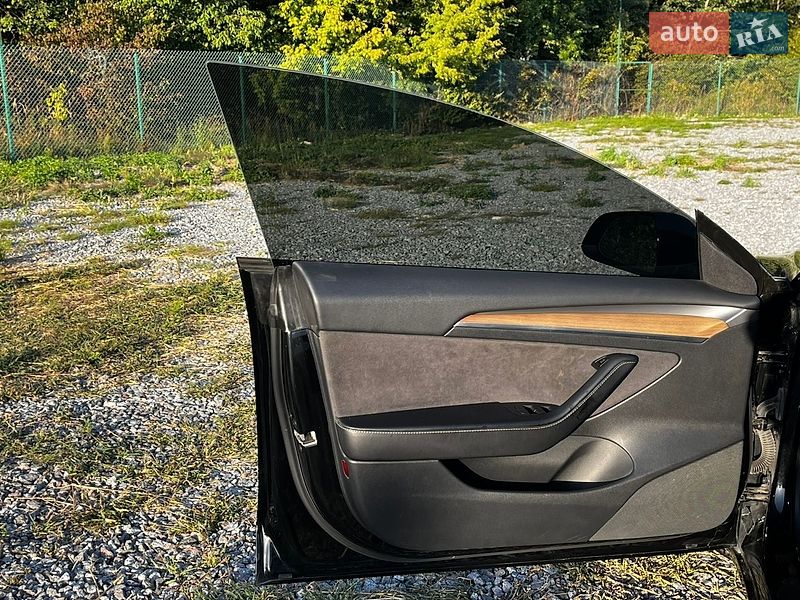 Седан Tesla Model 3 2021 в Львове