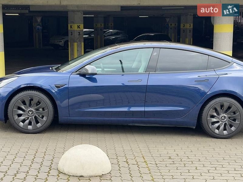 Седан Tesla Model 3 2022 в Львове