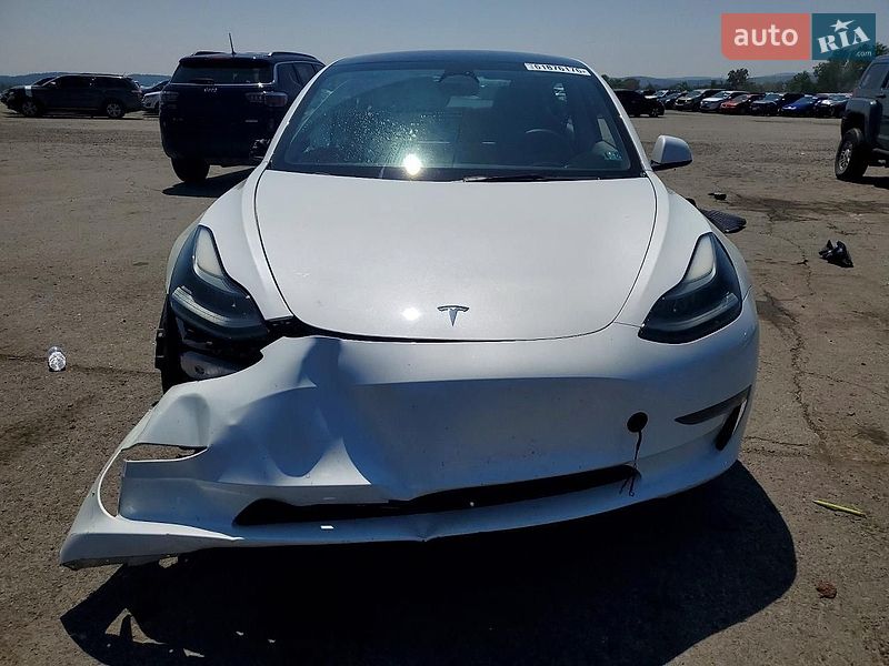 Седан Tesla Model 3 2023 в Львове
