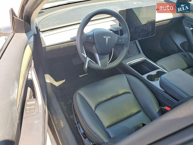 Седан Tesla Model 3 2023 в Львове