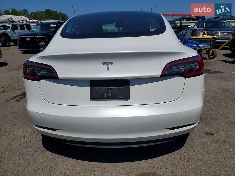 Седан Tesla Model 3 2023 в Львове