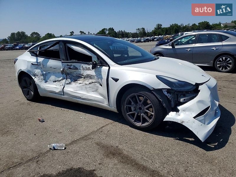 Седан Tesla Model 3 2023 в Львове