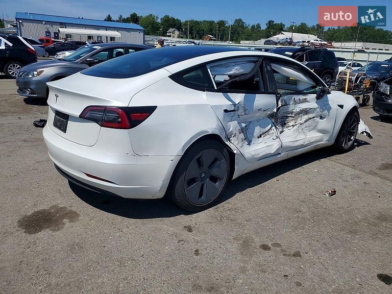 Седан Tesla Model 3 2023 в Львове