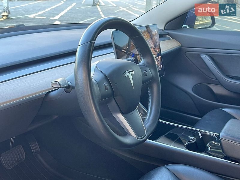 Седан Tesla Model 3 2019 в Львові