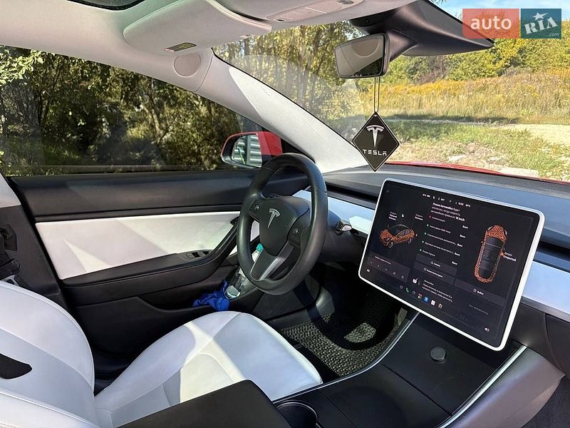 Седан Tesla Model 3 2020 в Львове