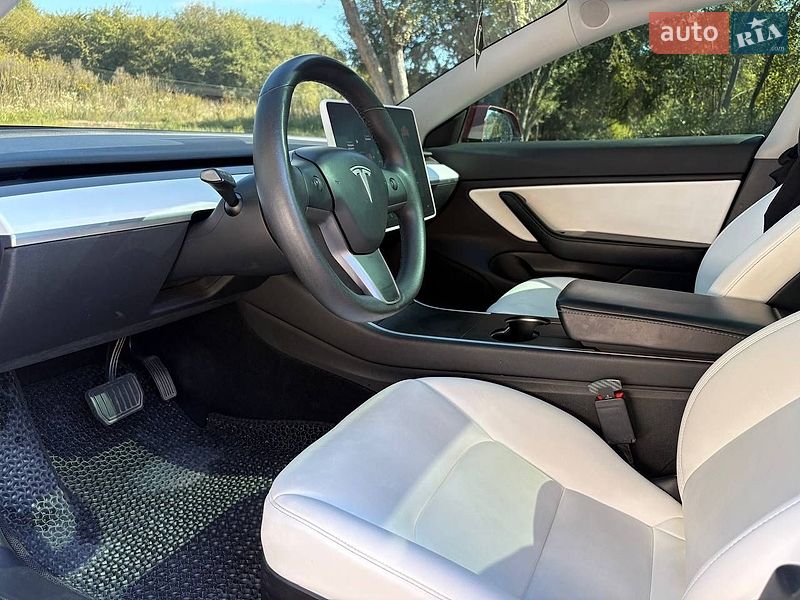 Седан Tesla Model 3 2020 в Львове