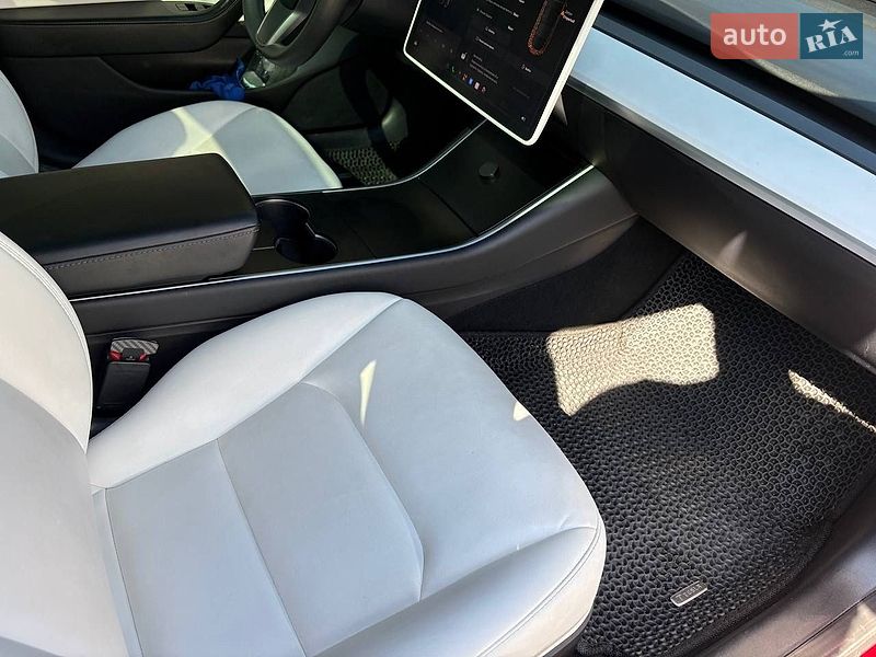 Седан Tesla Model 3 2020 в Львове