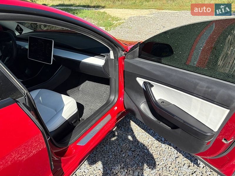 Седан Tesla Model 3 2020 в Львове