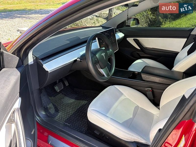 Седан Tesla Model 3 2020 в Львове