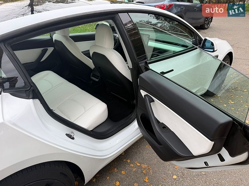 Седан Tesla Model 3 2020 в Києві