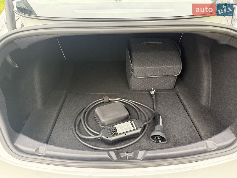Седан Tesla Model 3 2020 в Києві