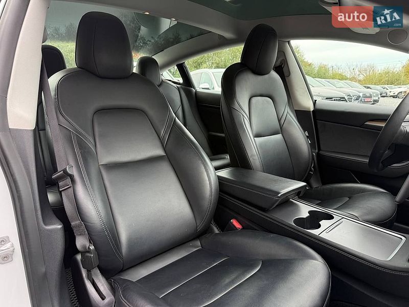 Седан Tesla Model 3 2021 в Рівному