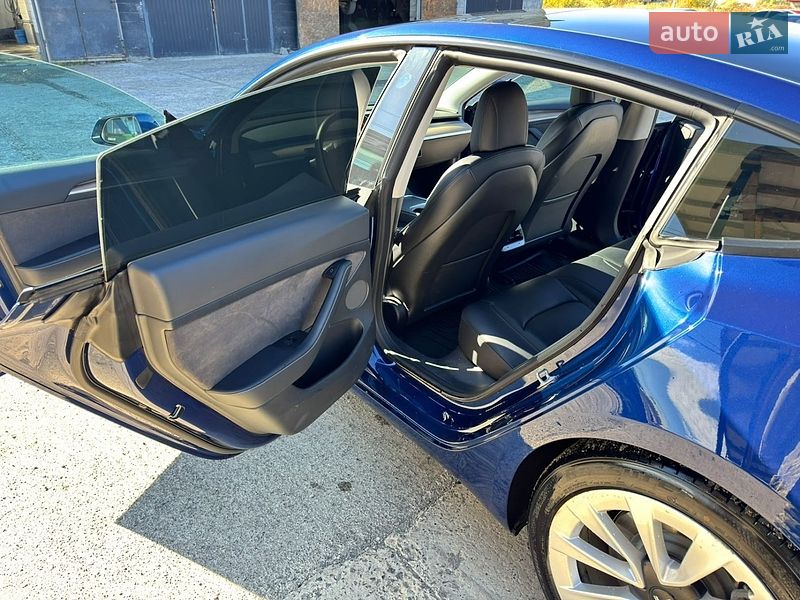 Седан Tesla Model 3 2022 в Львове