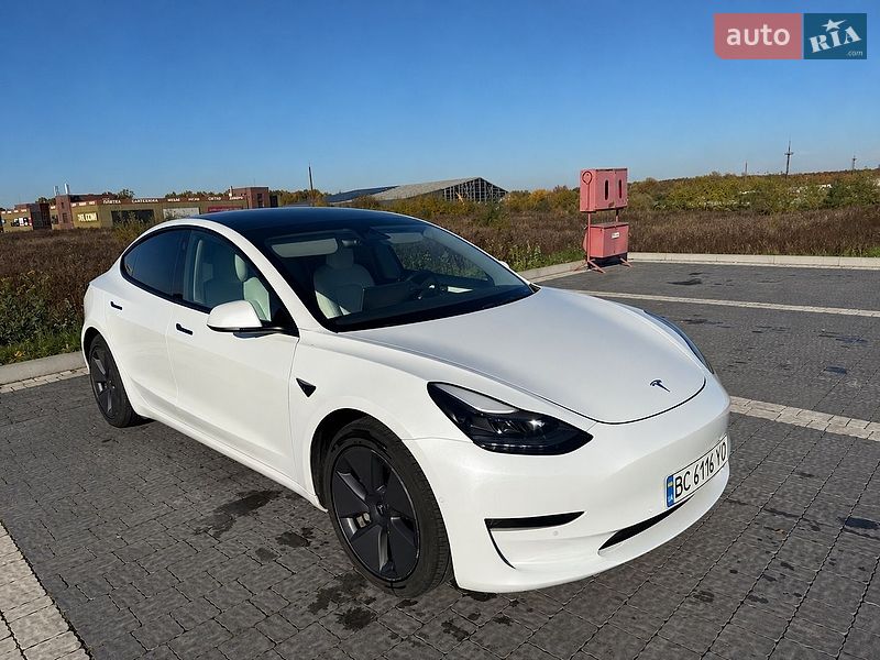 Седан Tesla Model 3 2022 в Львове
