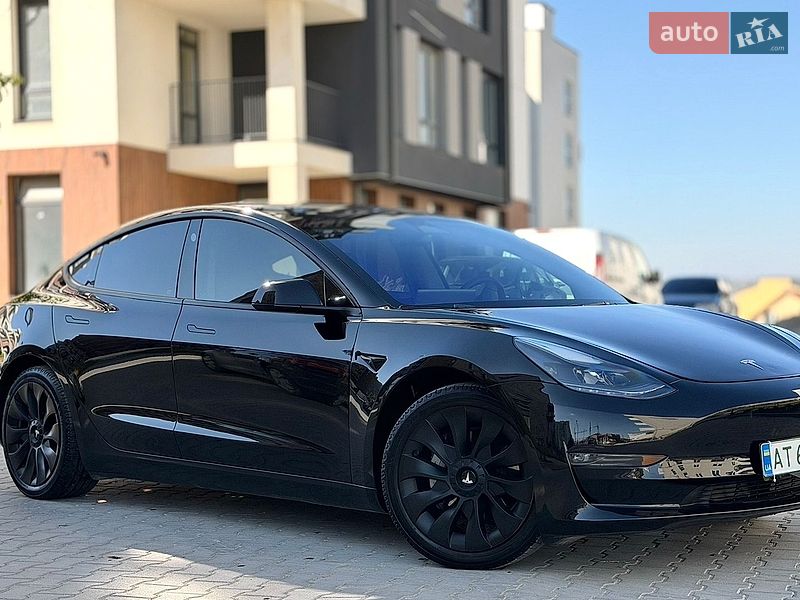 Седан Tesla Model 3 2022 в Івано-Франківську