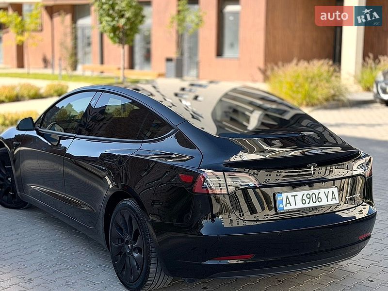Седан Tesla Model 3 2022 в Івано-Франківську