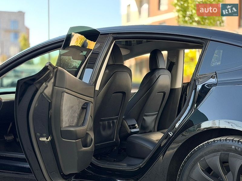 Седан Tesla Model 3 2022 в Івано-Франківську