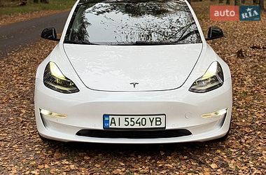 Седан Tesla Model 3 2022 в Бучі
