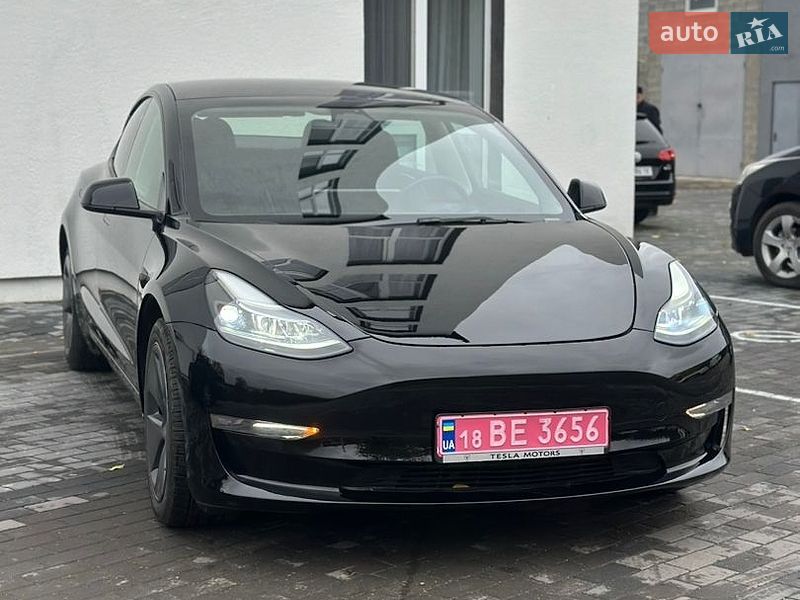 Седан Tesla Model 3 2023 в Дубні