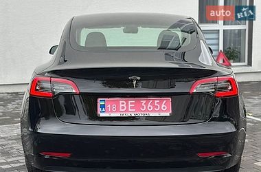 Седан Tesla Model 3 2023 в Дубні