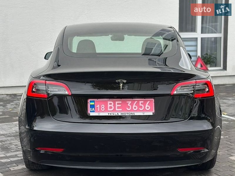 Седан Tesla Model 3 2023 в Дубні