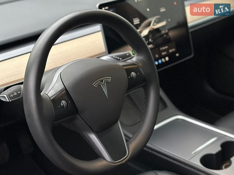 Седан Tesla Model 3 2023 в Дубні