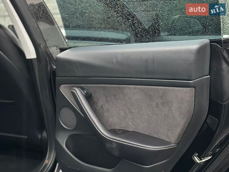 Седан Tesla Model 3 2023 в Дубні