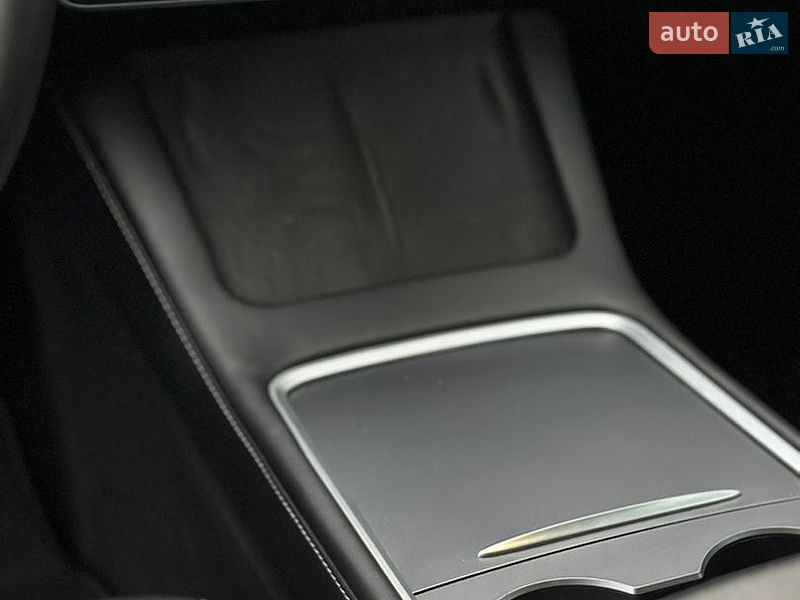 Седан Tesla Model 3 2023 в Дубні