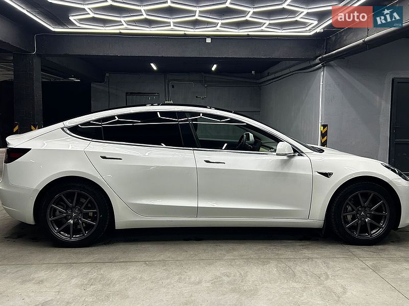 Седан Tesla Model 3 2019 в Черновцах