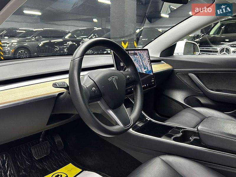 Седан Tesla Model 3 2019 в Черновцах