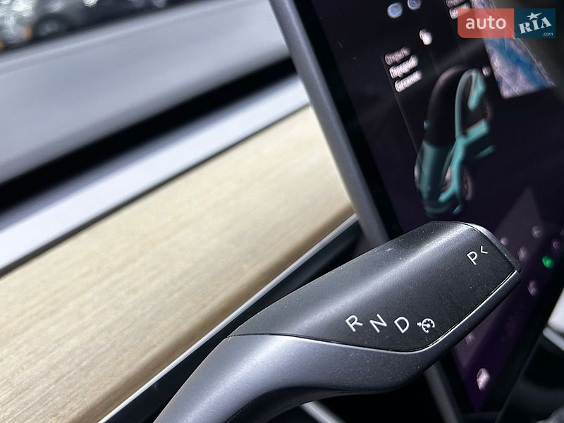 Седан Tesla Model 3 2019 в Черновцах
