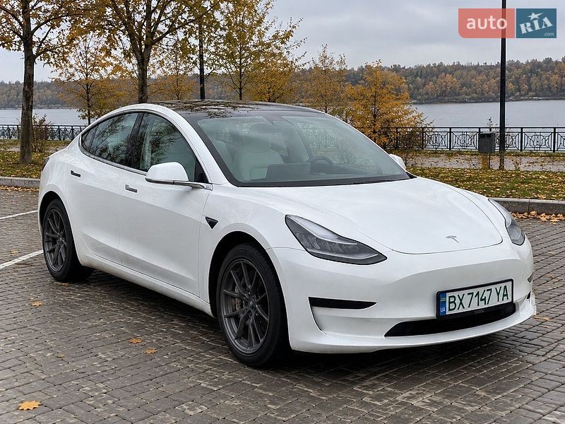 Седан Tesla Model 3 2020 в Львове
