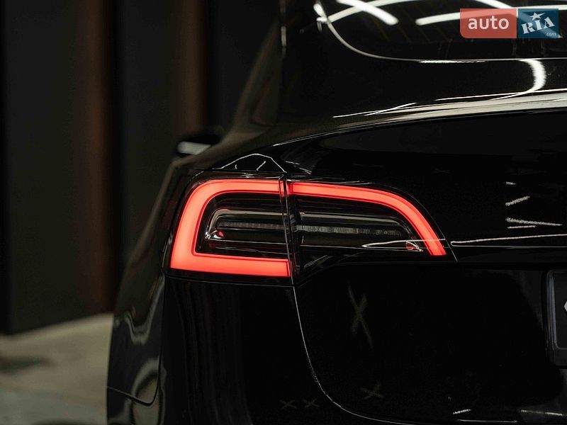Седан Tesla Model 3 2019 в Черновцах