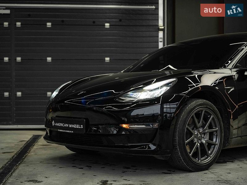 Седан Tesla Model 3 2019 в Черновцах