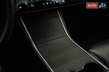 Седан Tesla Model 3 2019 в Черновцах