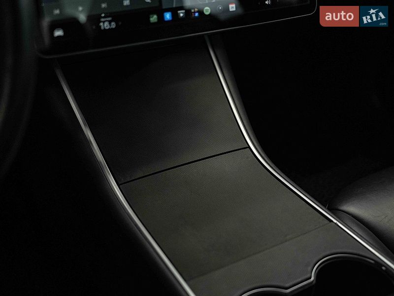 Седан Tesla Model 3 2019 в Черновцах