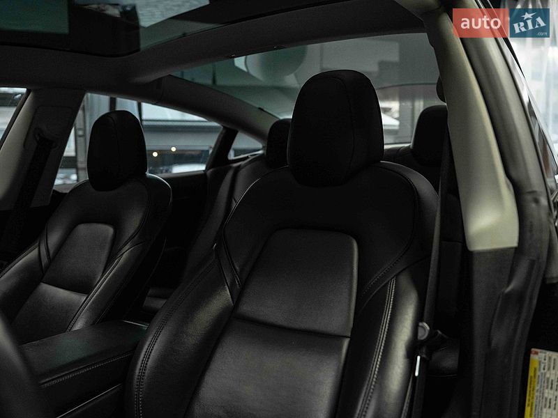 Седан Tesla Model 3 2019 в Черновцах